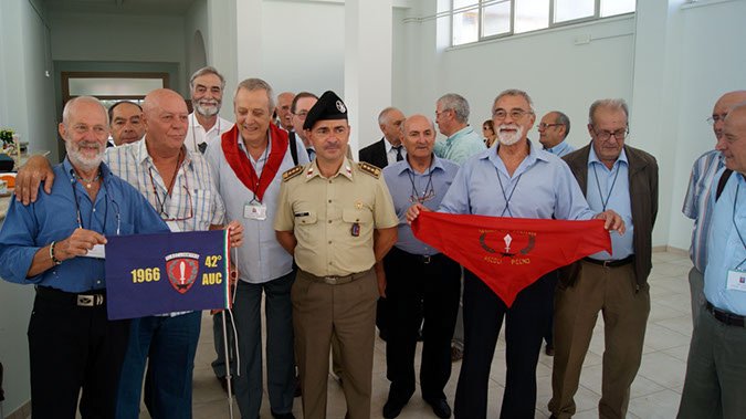 1° raduno Ascoli Piceno dal 9 al 10 settembre 2011 -  foto...078 - ecco il gagliardetto e il fazzoletto della Scuola